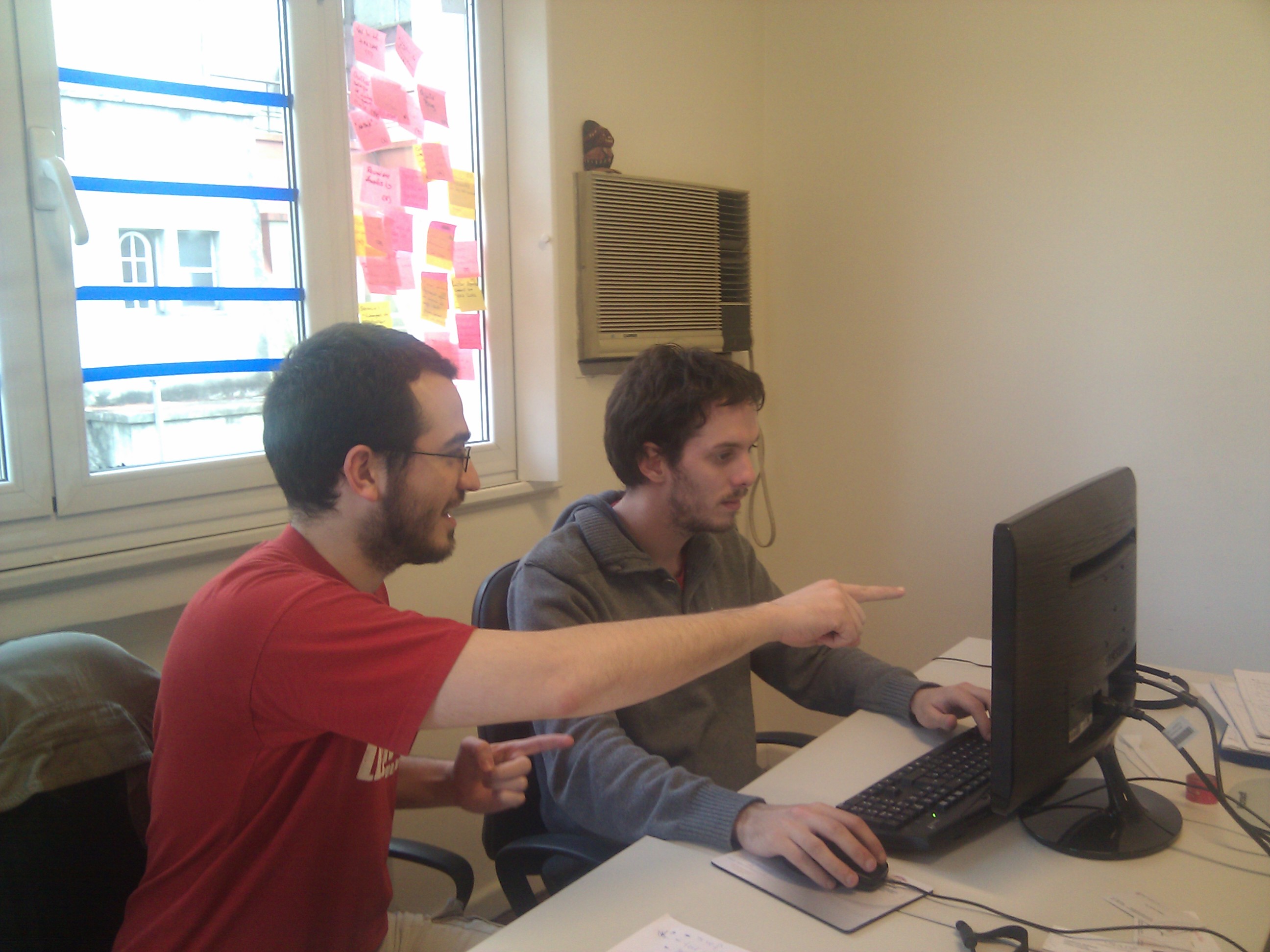 Agustin y Dario, haciendo *pair-programming* en las 1ras oficinas de 10Pines. Foto extraida de Wikipedia